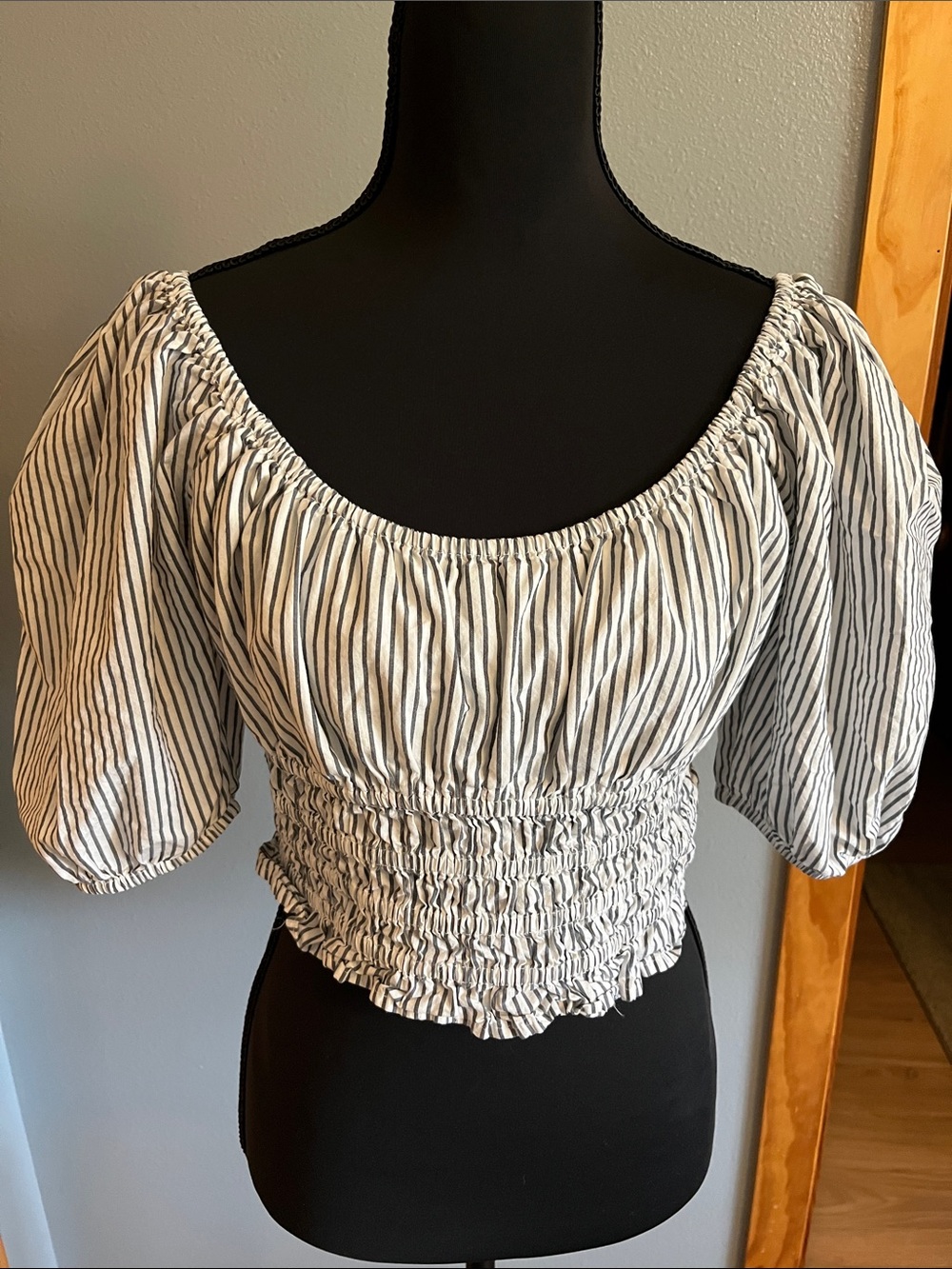 American Eagle Outfitters Black and White Striped Puff Sleeve Crop Top